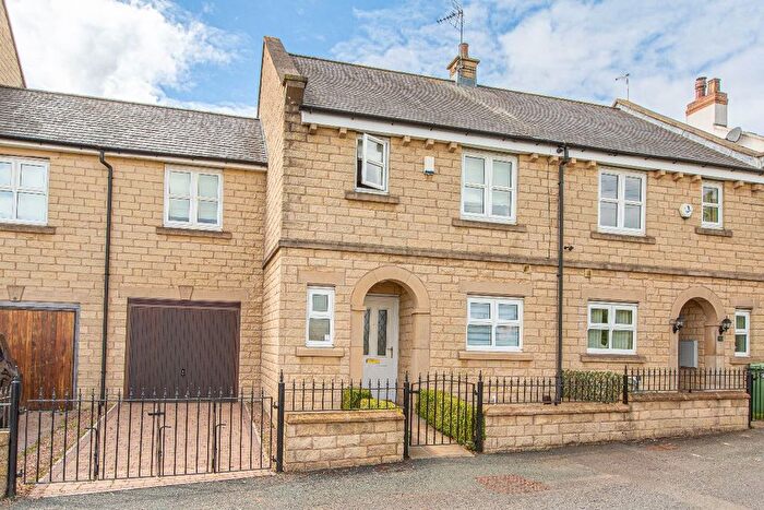 3 Bedroom Town House To Rent In Moor Top, Drighlington, BD11