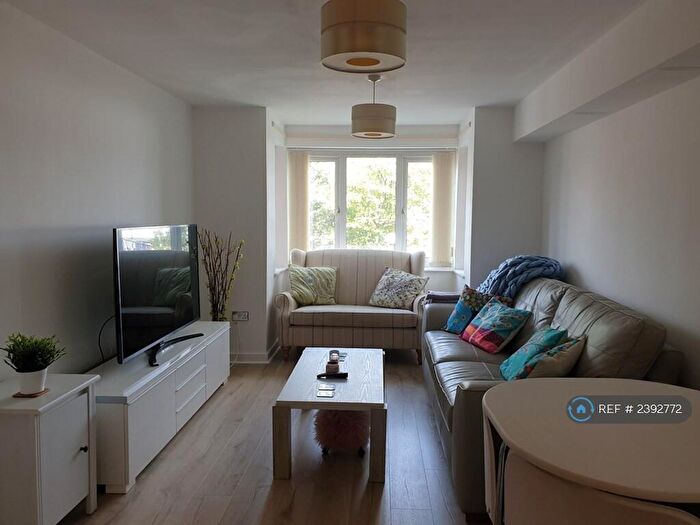 2 Bedroom Flat To Rent In Victoria Grove, Newbury, RG14
