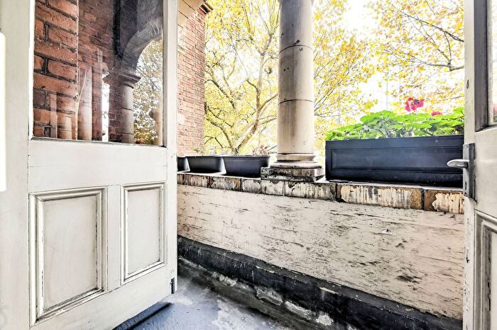 1 Bedroom Flat To Rent In Moscow Mansions, Earls Court, London, SW5