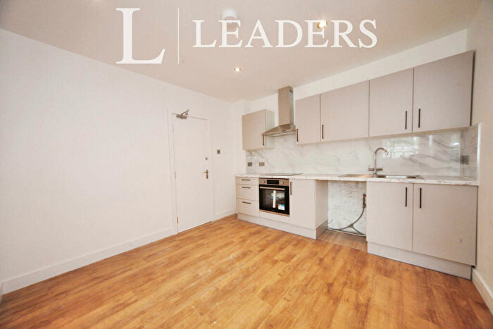 2 Bedroom Apartment To Rent In Queensway Parade -, LU5