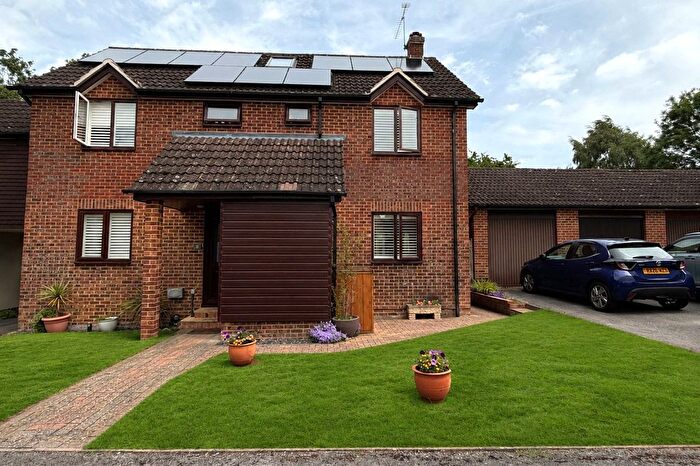 6 Bedroom Link Detached House For Sale In Nursery Close, Hook, Hampshire, RG27