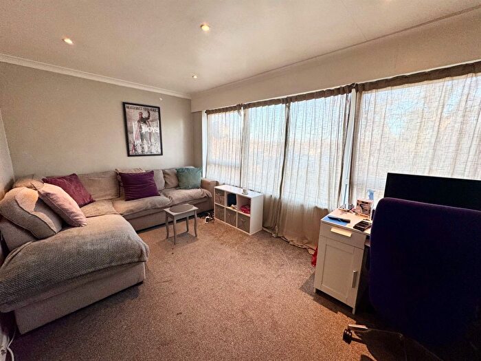 1 Bedroom Flat For Sale In Longbridge Road, Horley, RH6
