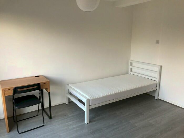 3 Bedroom Maisonette To Rent In Portia Way, London, E3