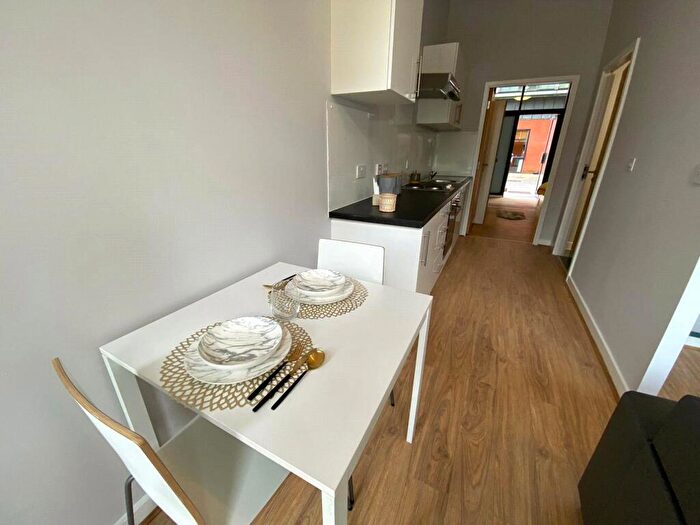 Flat To Rent In Chapel Street, Salford, Manchester, M3