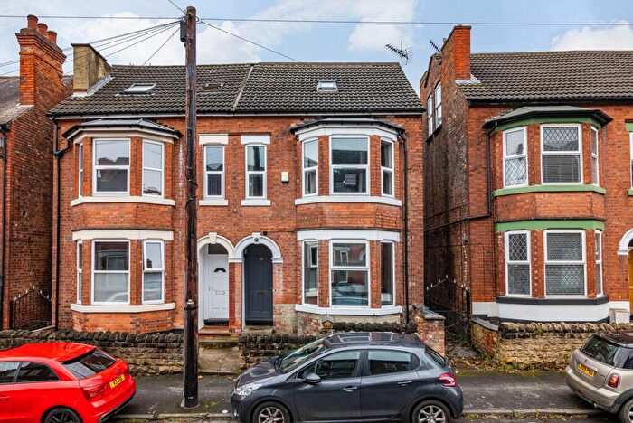 8 Bedroom Semi-Detached House For Sale In Kimbolton Avenue, Nottingham, NG7