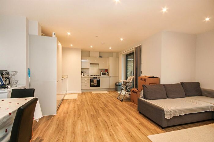 3 Bedroom Flat To Rent In Foster Street, NW4