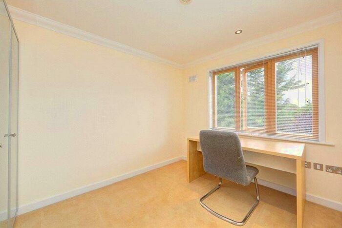 2 Bedroom Flat For Sale In Coombe Road, New Malden, KT3