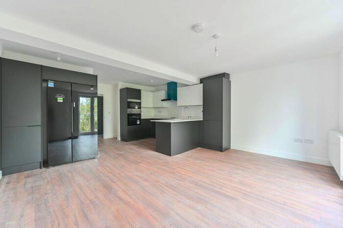 2 Bedroom Flat To Rent In Peckham Rye, Peckham Rye, London, SE15