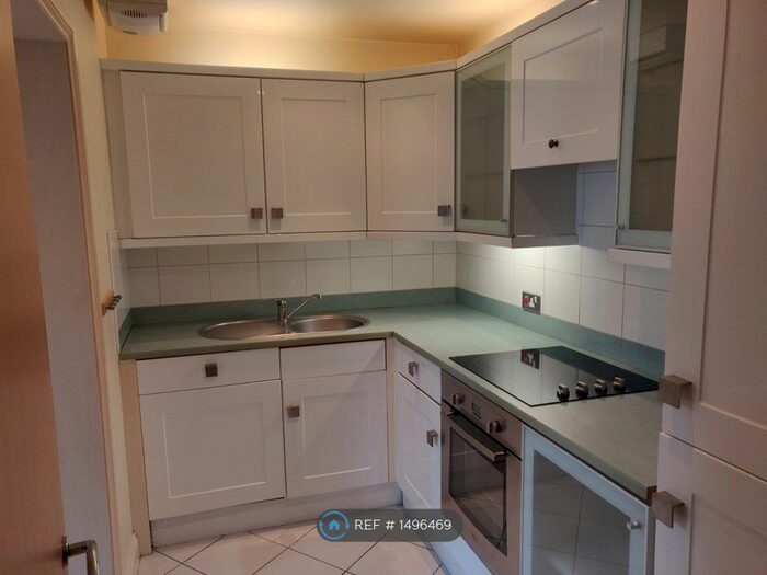 2 Bedroom Flat To Rent In Riverside Court, Bromley, BR2