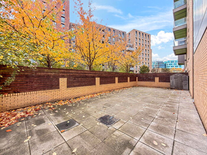 2 Bedroom Flat For Sale In Lakeside Drive, Park Royal, NW10