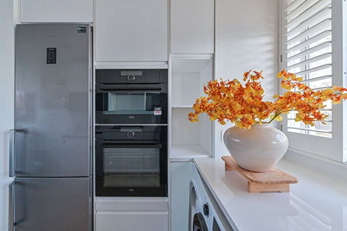 1 Bedroom Flat To Rent In Cassinghurst, North Dulwich, London, SE24