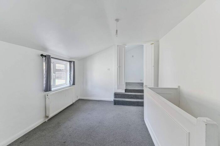 1 Bedroom Flat To Rent In Woodside Green, South Norwood, London, SE25
