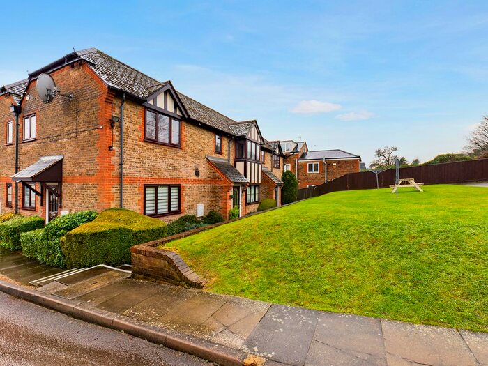 Studio To Rent In Cotswold Court, West Wycombe Road, High Wycombe, HP11