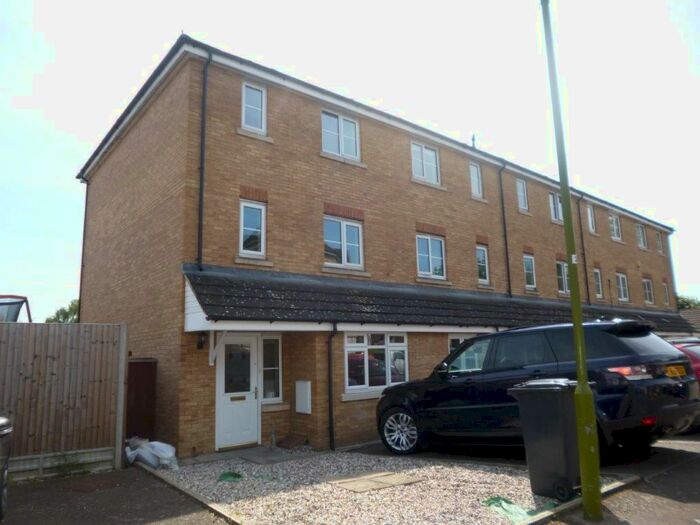 4 Bedroom Town House To Rent In Michigan Close, Broxbourne, EN10