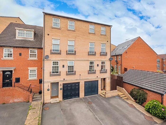 4 Bedroom Town House For Sale In Vienna Court, Leeds, LS27