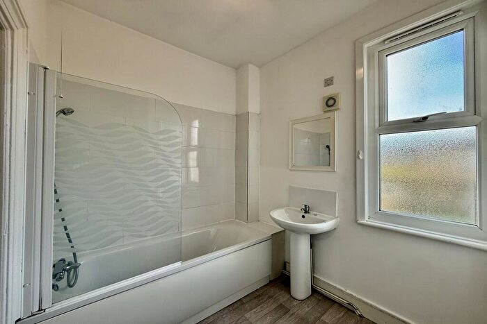 1 Bedroom Flat To Rent In Shakespeare Drive, Westcliff-on-Sea, SS0