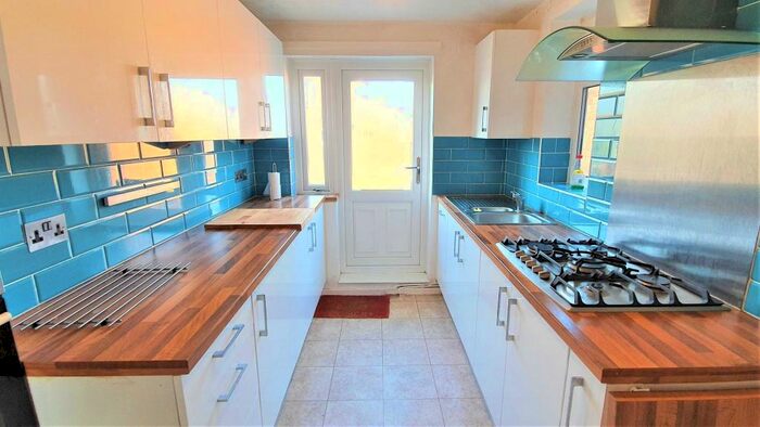 3 Bedroom Flat To Rent In Victoria Road, Saltney, Chester, CH4