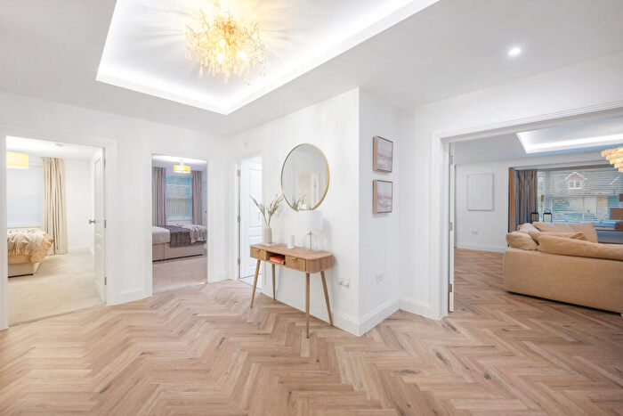 3 Bedroom Flat For Sale In Shalford Lodge, Kingston Hill, Kingston Upon Thames, KT2