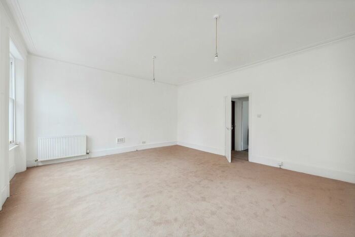 3 Bedroom Flat To Rent In Blythe Road, London, W14