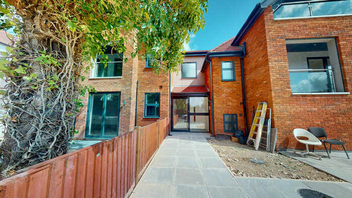 3 Bedroom Apartment To Rent In Three Bedroom Apartment To Rent In Coulsdon, CR5