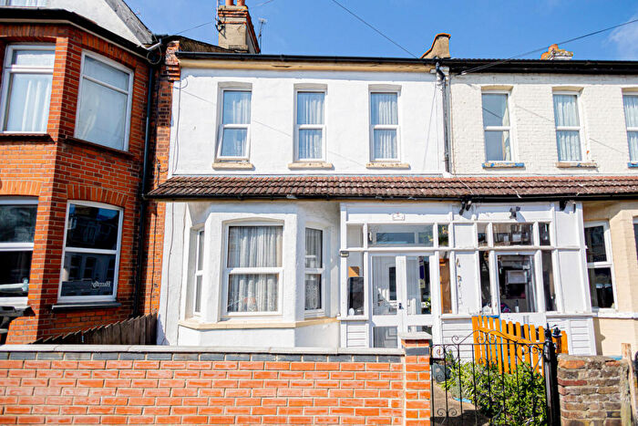 3 Bedroom Terraced House For Sale In Southview Drive, Westcliff-on-sea, SS0
