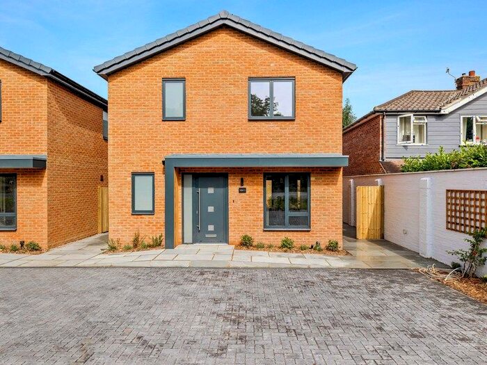3 Bedroom Detached House For Sale In Ref: Sb - Povey Cross Road, Hookwood, RH6