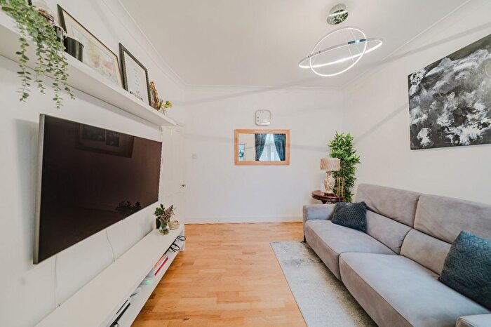 3 Bedroom Terraced House For Sale In Grosvenor Road, Feltham, Middlesex, TW3