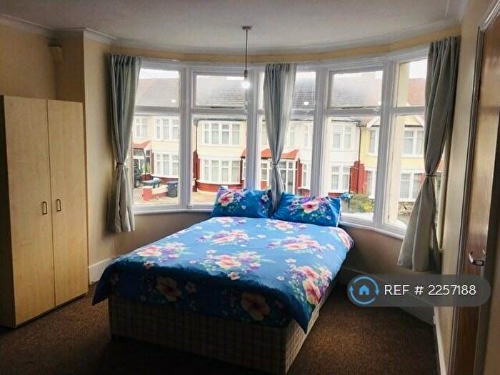 Studio To Rent In Grenoble Gardens, London, N13
