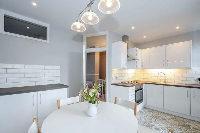 3 Bedroom Flat To Rent In Shrubbery Road, Streatham, SW16