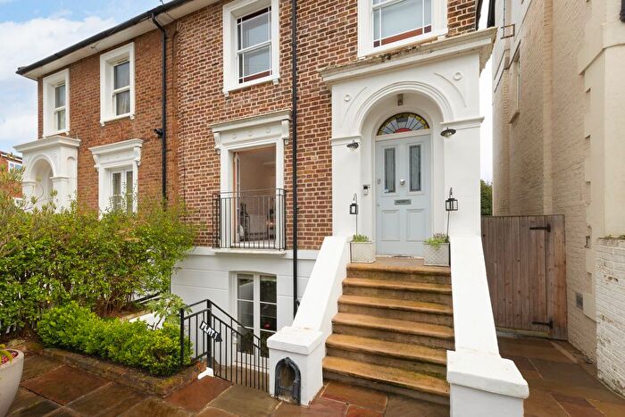 2 Bedroom Flat For Sale In Woodlands Grove, Isleworth, Greater London, TW7