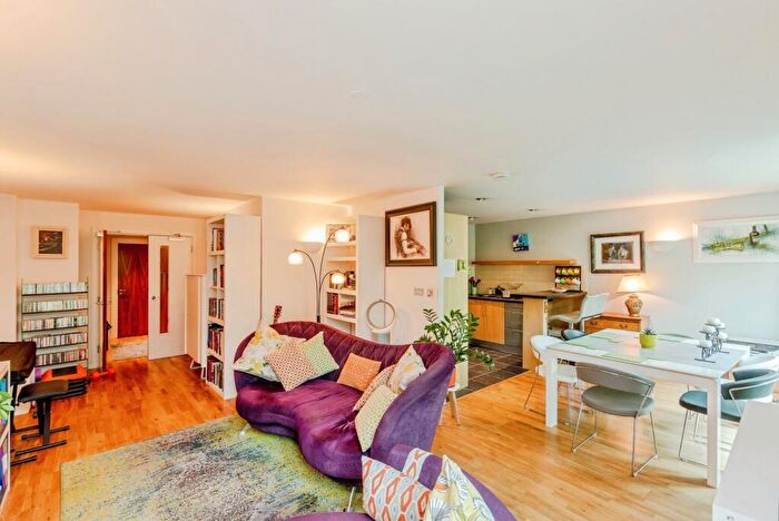 2 Bedroom Flat For Sale In Hotwell Road, Bristol, Somerset, BS8