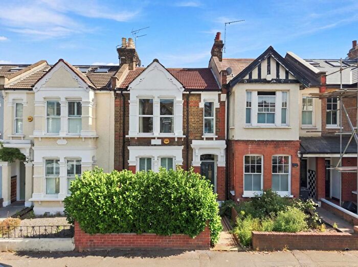 1 Bedroom Flat For Sale In Oak Hall Road, Wanstead, E11