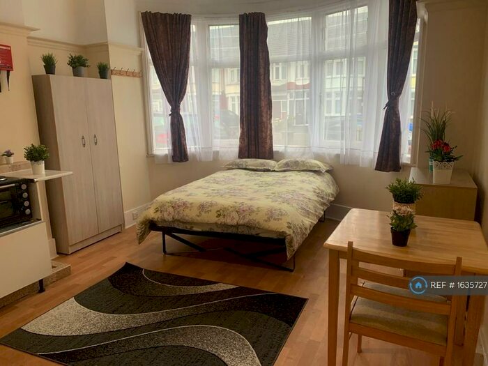 Studio To Rent In Berkshire Gardens, London, N13