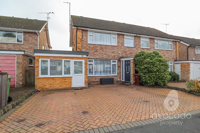 3 Bedroom Semi Detached House For Sale In Lakeside Gardens, Farnborough, Hampshire, GU14
