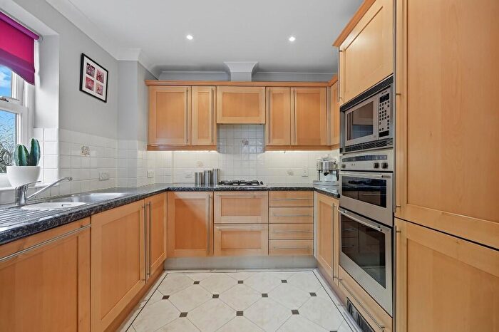2 Bedroom Apartment For Sale In The Drive, London, E18