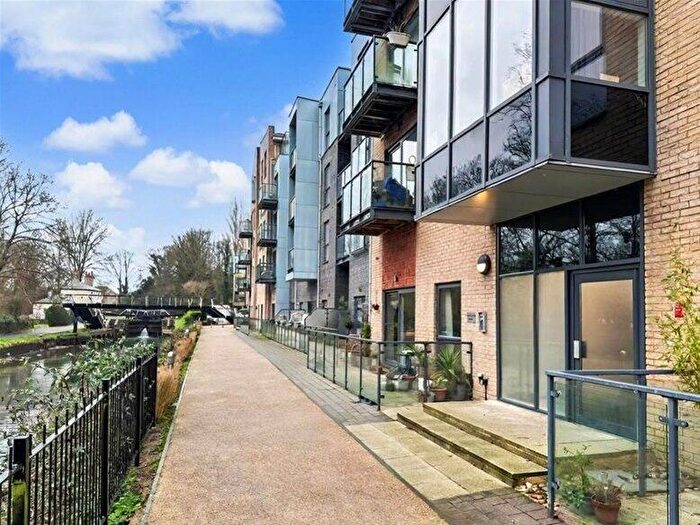 2 Bedroom Flat To Rent In Blackwell House, The Embankment, Hemel Hempstead, HP3