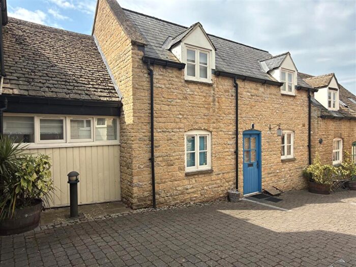 2 Bedroom Mews For Sale In White Hart Mews, Chipping Norton, OX7