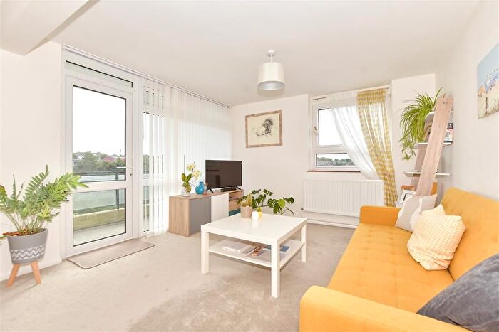 2 Bedroom Flat For Sale In Collingwood Rise, Folkestone, Kent, CT20