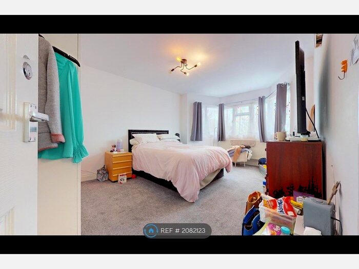 4 Bedroom Semi-Detached House To Rent In Colindeep Gardens, London, NW4