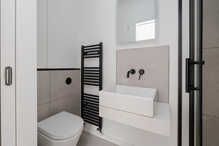 4 Bedroom Terraced House To Rent In Tottenham Road, London, N1