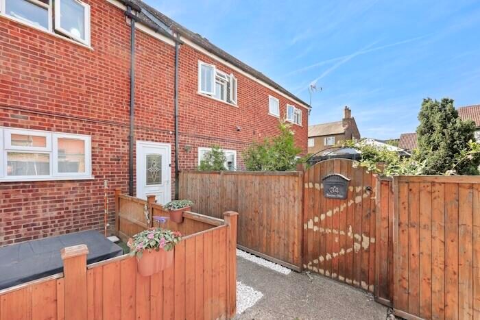 3 Bedroom Flat For Sale In Turners Close, Ongar, CM5