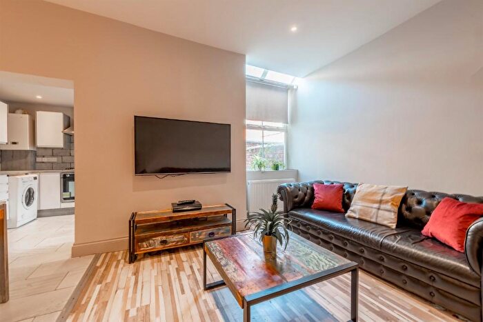 7 Bedroom Terraced House To Rent In Cedar Grove, Manchester, Greater Manchester, M14