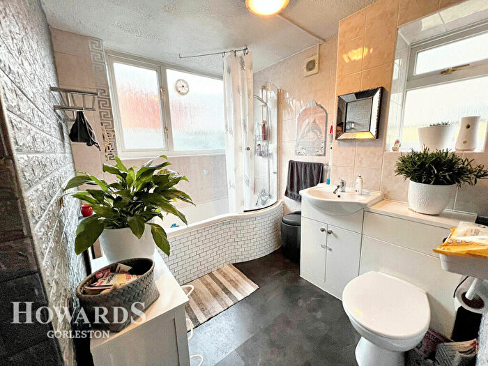 3 Bedroom Terraced House For Sale In Century Road, Great Yarmouth, NR31