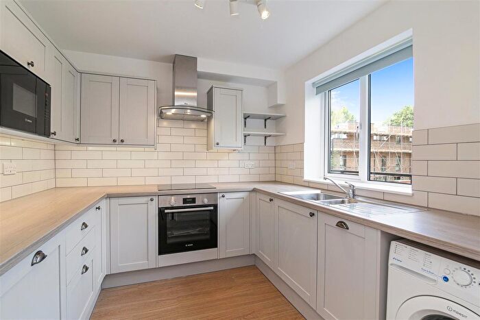 3 Bedroom Flat To Rent In Longfield Crescent, London, SE26
