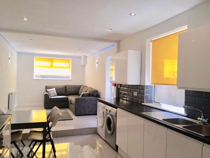 6 Bedroom Terraced House To Rent In Marlborough Road, Brynmill, SA2