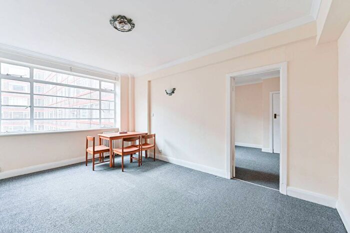 2 Bedroom Flat For Sale In Balham High Road, Balham, London, SW17