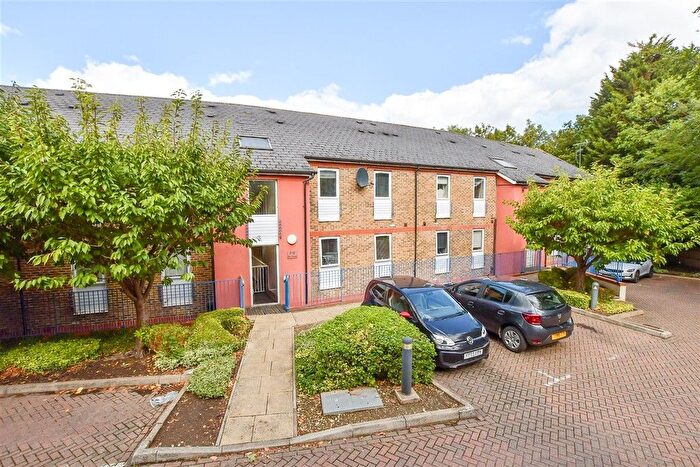 2 Bedroom Flat For Sale In The Chenies, Maidstone, Kent, ME15