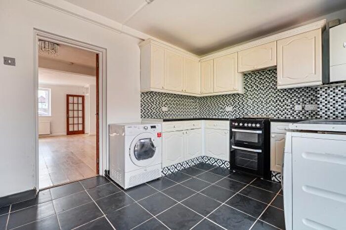 3 Bedroom Semi-Detached House For Sale In Myrtle Crescent, Slough, SL2