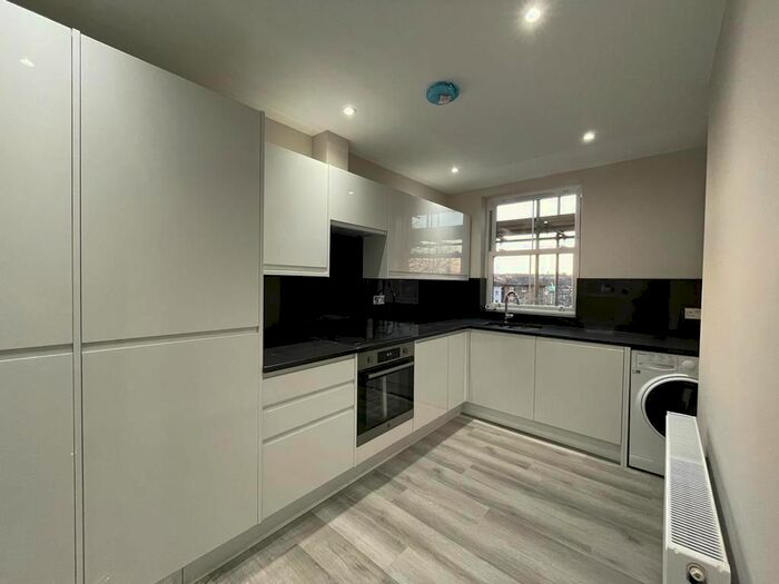 3 Bedroom Flat To Rent In Manor Avenue, London, SE4