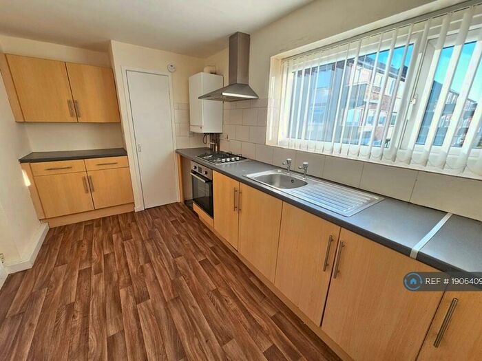 2 Bedroom Flat To Rent In Lindsay Court, Lytham St. Annes, FY8